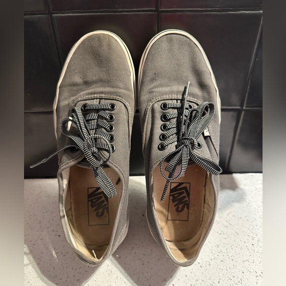 (2)Vans•Uni-Sex (39) - Picture 7 of 11